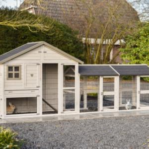 Le clapier pour lapin Holiday Medium est étendue avec 2 enclos Space Medium