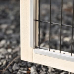 Le clapier pour lapin Holiday Large est équipée avec bandes en aluminum