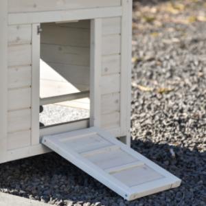 La porte de l’abri de nuit de l’Ambiance Small sert également de rampe