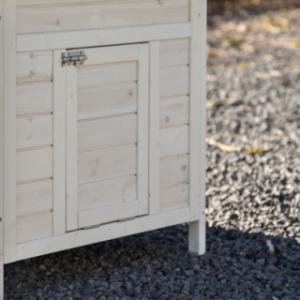 La porte de l’abri de nuit de l’Ambiance Small sert également de rampe