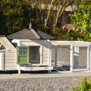 Grâce aux portes dans le poulailler et dans l’enclos de Ambiance Small, le nettoyage est très simple