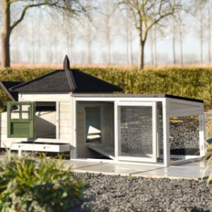 Grâce aux portes dans le poulailler et dans l’enclos de Ambiance Small, le nettoyage est très simple