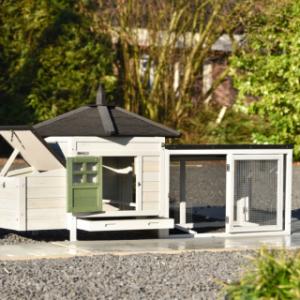 Grâce aux portes dans le poulailler et dans l’enclos de Ambiance Small, le nettoyage est très simple