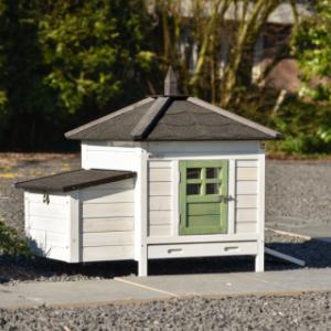 Ambiance Small avec la porte vert olive est un véritable point de mire dans le jardin