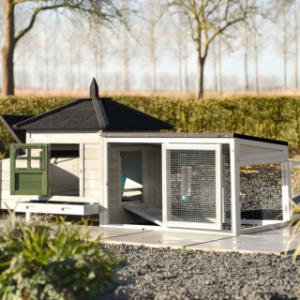 Grâce aux portes dans le poulailler et dans l’enclos de Ambiance Small, le nettoyage est très simple