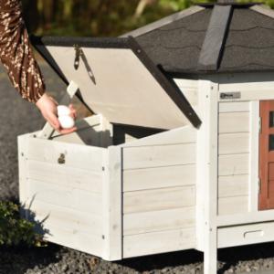 Le toit du pondoir de Ambiance Small peut facilement rester ouvert grâce à la pratique cale de maintien