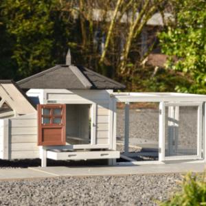 Grâce aux portes dans le poulailler et dans l’enclos de Ambiance Small, le nettoyage est très simple