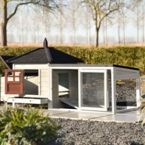 Grâce aux portes dans le poulailler et dans l’enclos de Ambiance Small, le nettoyage est très simple