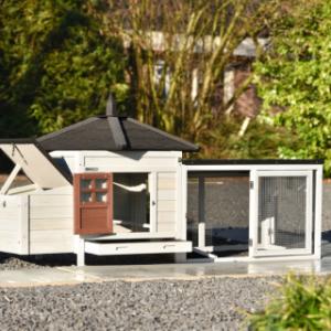 Grâce aux portes dans le poulailler et dans l’enclos de Ambiance Small, le nettoyage est très simple