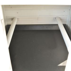 L’Ambiance Small est équipé de deux perchoirs amovibles