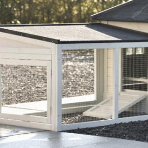 L’enclos d’extension Ambiance Small enclos couvert avec toit en feutre bitumé est une extension pour le poulailler Ambiance Small