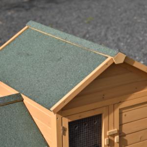 Le toit du poulailler Action est recouvert de feutre bitumé vert foncé