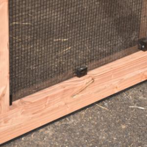 Le set en plexiglas est livré avec le matériel de fixation