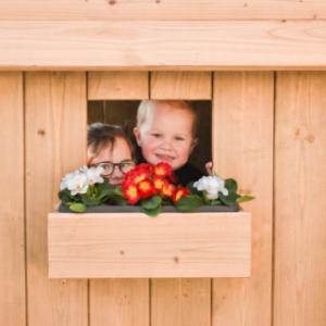 La maisonnette Dream est équipée d’une fenêtre avec une jolie jardinière