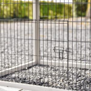 Sous l’abri de nuit se trouve une petite porte grillagée