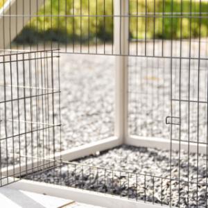 Sous l’abri de nuit se trouve une petite porte grillagée