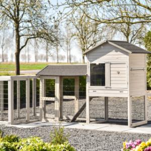 L’enclos d’extension Functional peut être relié de différentes manières au poulailler Prestige Large et à l’enclos d’extension Space Large