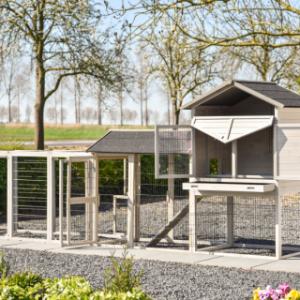 Le poulailler Prestige Large a plusieurs portes