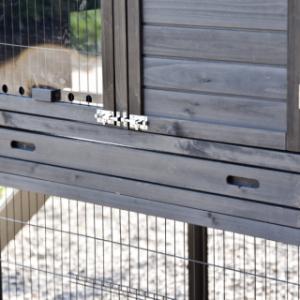 Le poulailler Prestige Large est équipée avec une tiroir