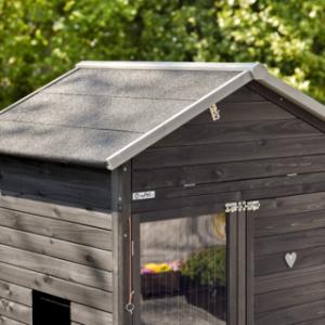 Le toit du clapier pour lapin Prestige Large est équipée avec bitumé vert