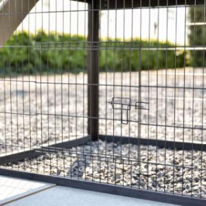 Sous l’abri de nuit se trouve une petite porte grillagée