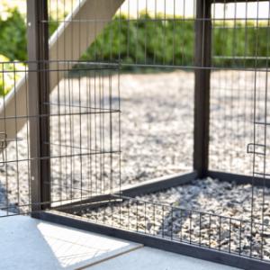 Sous l’abri de nuit se trouve une petite porte grillagée