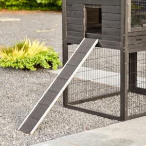 Le poulailler Prestige Large est équipée avec une rampe pratique