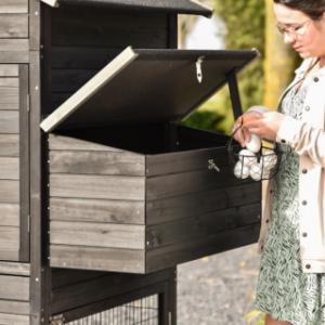 Le poulailler Prestige Large a une pondoir avec toit articulé