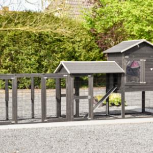 Prestige Large avec 2 enclos d’extension et pondoir peut être installé de différentes manières