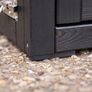 Le clapier Prestige Large repose sur des pieds en caoutchouc