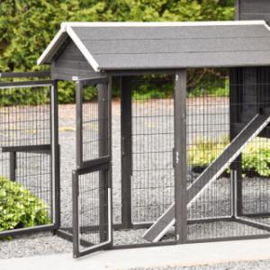 L’enclos d’extension Space Large Black possède plusieurs portes