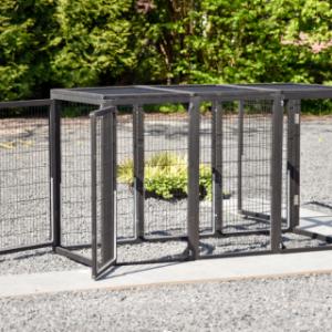 L'enclos pour chat est équipée avec grande portes