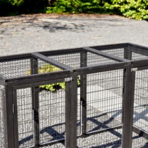 L’enclos pour animaux Functional Light-grey possède un toit à barreaux