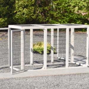 L'enclos pour chat est équipée avec grande portes