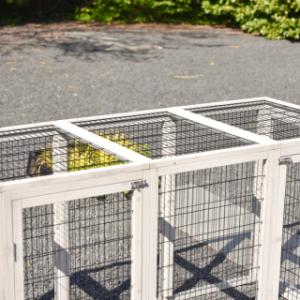 L’enclos pour animaux Functional Light-grey possède un toit à barreaux