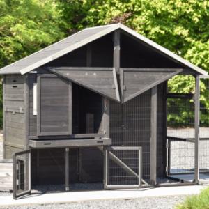 Grâce à ses nombreuses portes et son tiroir coulissant, le poulailler Holiday Large est particulièrement pratique à utiliser.
