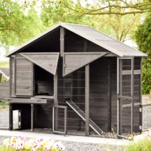Grâce à ses nombreuses portes et son tiroir coulissant, le poulailler Holiday Large est particulièrement pratique à utiliser