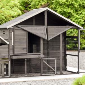 Grâce à ses nombreuses portes et son tiroir coulissant, le poulailler Holiday Large est particulièrement pratique à utiliser