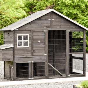 Le poulailler Holiday Large est moderne, spacieux et de couleur noire