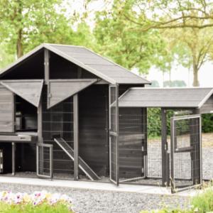 Grâce à ses nombreuses portes et son tiroir coulissant, le poulailler Holiday Large est particulièrement pratique à utiliser