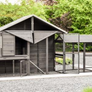 Grâce à ses nombreuses portes et son tiroir coulissant, le poulailler Holiday Large est particulièrement pratique à utiliser