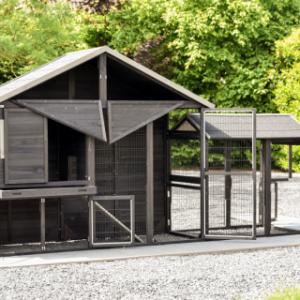 Avec ses nombreuses portes, le clapier Holiday Large est particulièrement pratique