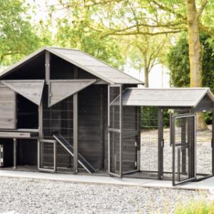 Avec ses nombreuses portes, le clapier Holiday Large est particulièrement pratique