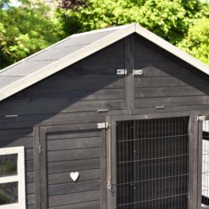 Le clapier Holiday Large possède un grenier de rangement pratique sous le toit, accessible par l’avant