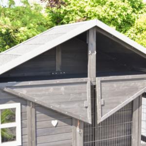 Le clapier Holiday Large possède un grenier de rangement pratique sous le toit, accessible par l’avant