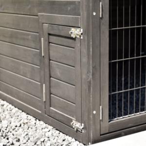 Sur le côté gauche du Holiday Large se trouve une petite porte facile à retirer