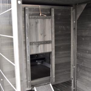 Le clapier Holiday Large possède une trappe de fermeture facile à utiliser
