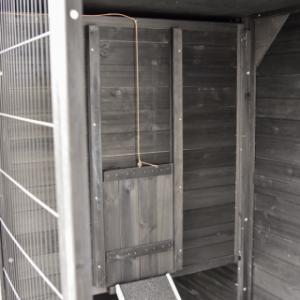 Le poulailler Holiday Large est équipé d’une trappe de fermeture facile à utiliser.