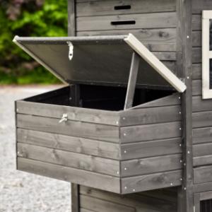 Le pondoir Large Black est équipé d’un loquet pratique, permettant au toit de rester ouvert