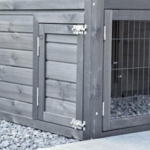 Holiday Medium Black dispose d’une petite porte sur le côté gauche